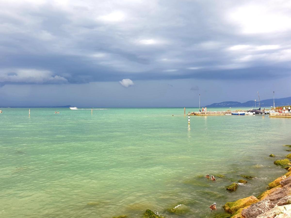 Casa Vacanza & Suite Joy Πεσκιέρα ντελ Γκάρντα Εξωτερικό φωτογραφία